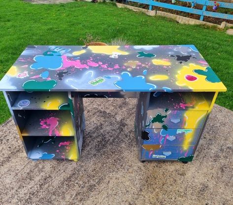 Frenchic paint (and another paint) used to make this slime desk. Desk Painting Ideas, Funky Desk, Old Wooden Desk, Desk Painting, Funky Desks, Painted Desk, Slime Craft, School Desk, School Desks