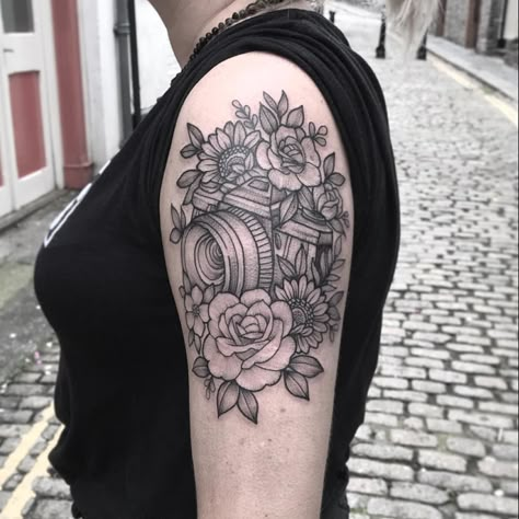 Camera Floral Tattoo, Traditional Tattoo Camera, Camera Tattoo Design Photographers, Aye Tattoo, Photography Tattoo Ideas, Photographer Tattoo Ideas, Sophia Tattoo, Camera Tattoo Ideas, Camera Tattoo Design