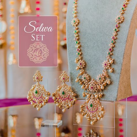 Temple Jewellery Earrings, Indian Wedding Jewelry Sets, Antique Necklaces Design, Gold Earrings Models, Beautiful Gold Necklaces, Gold Necklace Indian Bridal Jewelry, Fancy Jewellery Designs, Gold Bridal Jewellery Sets, Bridal Diamond Jewellery