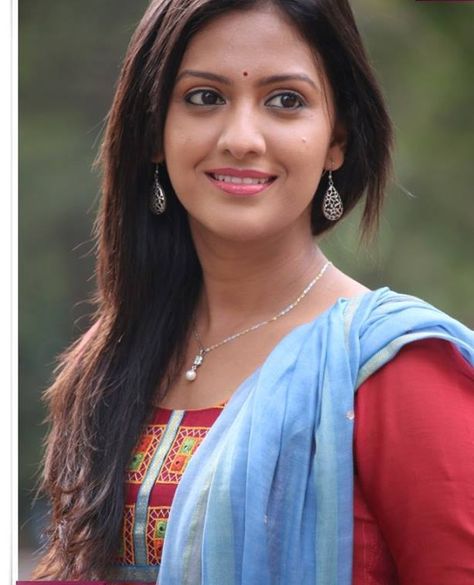 Tejashri Pradhan-Ketkar Tejashri Pradhan, Bhoomika Chawla, Avant Garde Outfit, Bold Outfits, Marathi Actress, Actress Hairstyles, Beautiful Pics, Movie Photo, Indian Beauty Saree