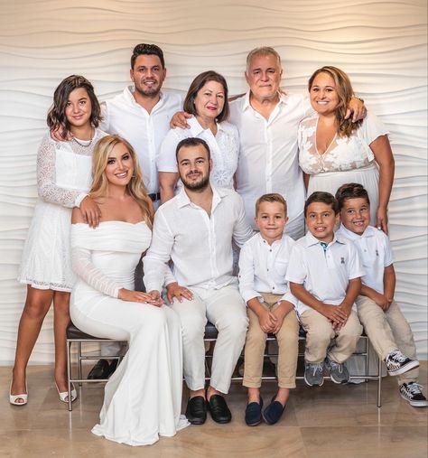 Family photos in white outfits All White Photoshoot Family Portraits, All White Family Christmas Pictures, Family Photo Cream, White Family Matching Bodysuit For Playtime, All White Family Photoshoot, All White Backdrop Family Phot, White Engagement Party, Family Photoshoot Outfits, Family Photo Outfits