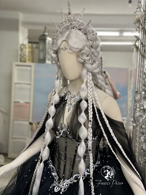 Space Princess Aesthetic Outfit, Moon Goddess Hairstyle, Selene Goddess Costume, Moon Goddess Aesthetic Dress, Celestial Princess Aesthetic, Moon Costume Aesthetic, Moon Goddess Hair, Celestial Elf Costume, Sorceress Hairstyle