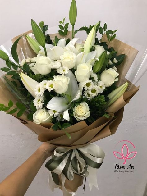 Graduation Flowers Bouquet, Paper Bag Flowers, White Lily Flower, Graduation Flowers, White Flower Bouquet, Luxury Flower Bouquets, Green Bouquet, Flower Bouquet Diy, Boquette Flowers