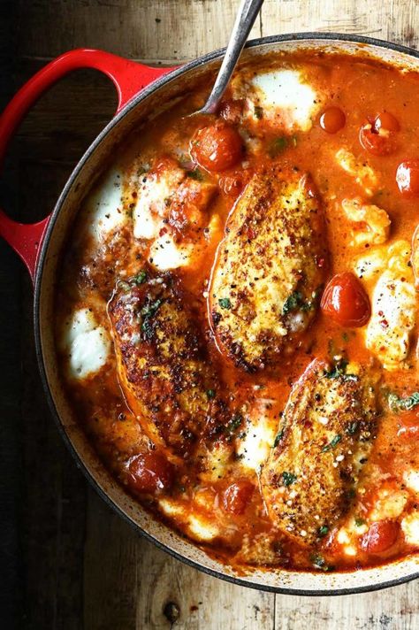 Garlic tomato chicken with mozzarella Anna Chwistek, Chicken With Mozzarella, High Protein Breakfasts, Protein Breakfasts, Morning Energy, Mozzarella Pasta, Tomato Chicken, Cherry Tomato Sauce, Chicken Stroganoff