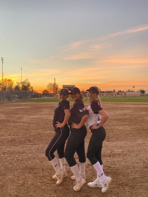 Softball Pictures With Friends, Softball Besties, Softball Aesthetic, Love Your Friends, Softball Pics, Softball Photography, Softball Cheers, Softball Photos, Softball Gear