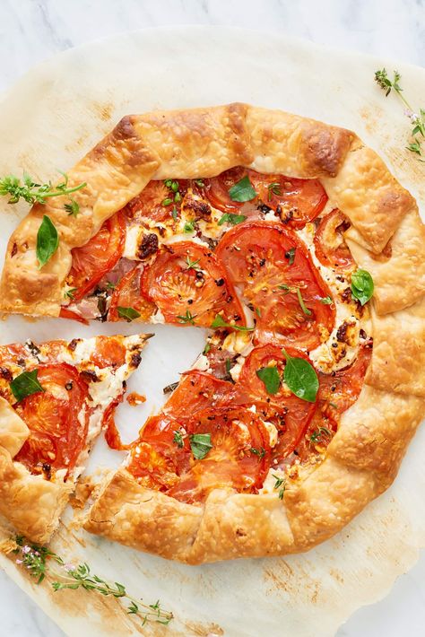 You’ll be making this all summer long. Galette Recipes, Summer Suppers, Paleo Vegetables, Recipe Tomato, Savory Tarts, Garlic Spaghetti, Fresh Tomato Recipes, Galette Recipe, Easy Vegetarian Dinner