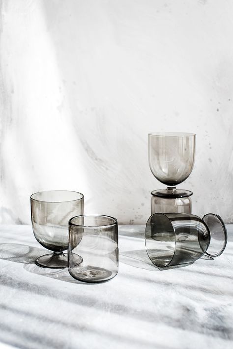 TABLETOP - MADELENE FARIN PHOTOGRAPHY Glass Cup Product Photography, Glassware Photography Ideas, Glassware Styling, Glassware Photography, Sweet Food Photography, Tabletop Photography, 2023 Photography, Table Top Photography, Beverage Poster