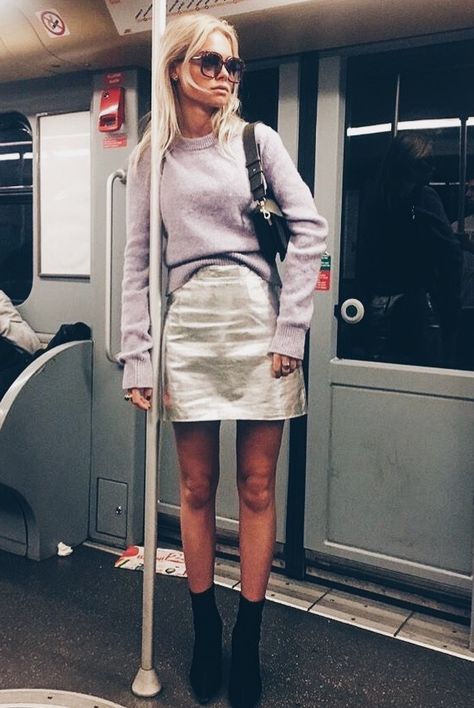 Silver Skirt, Breakfast At Tiffany's, Metallic Skirt, Boring Clothes, Style Chic, Mode Inspiration, Work Attire, Photo Inspo, Winter Style