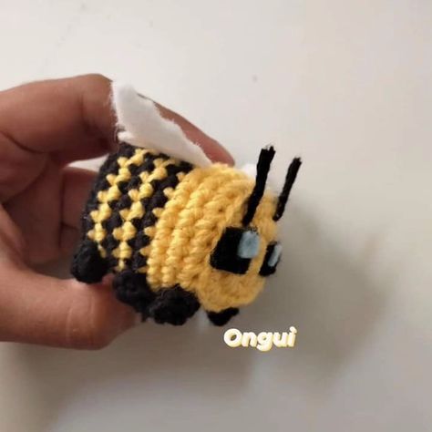 Abejita de Minecraft tejida a crochet, mini. Art Crochet, Bits And Bobs, Crochet Crafts, Crochet Ideas, Crochet Amigurumi, Minecraft, Kdrama, Amigurumi, Bee