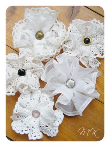 Doily Flowers, Doily Crafts, Doilies Crafts, Shabby Chic Flowers, Material Flowers, Vintage Doily, Lace Crafts, Chic Flowers, Cloth Flowers