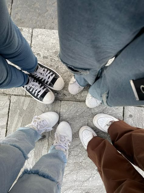 Double Dates Aesthetic, Bff Backgrounds For 2 Aesthetic, Besties Pictures, Muka Lelaki, Group Photo Poses, Group Picture Poses, 5 Best Friends, 4 Best Friends, Friendship Photoshoot