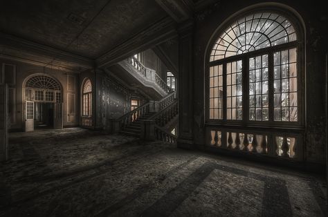 Decaying Mansion, Gothic Mansion, Creepy Houses, Abandoned Mansion, Abandoned Mansions, Gothic Clothing, Haunted Places, Gothic Architecture, Abandoned Buildings