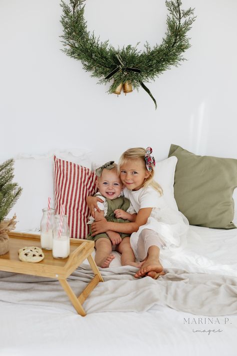 Christmas Pajama Mini Sessions, Indoor Mini Session Ideas, Diy Christmas Mini Session Ideas, Holiday Mini Session Ideas Indoor, Christmas Mini Sessions Studio, Mini Session Ideas Indoor, Christmas Session Photography Studio, Christmas Mini Sessions Indoor, Indoor Christmas Mini Sessions