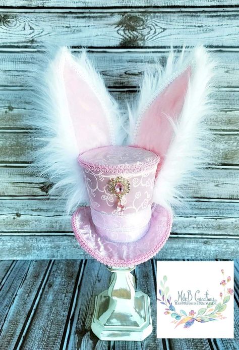 Easter Bonnet Ideas, Teenager Easter Basket, Easter Garland Diy, Christmas Banister, Easter Hat Parade, Unique Easter Baskets, Girls Easter Basket, Shabby Chic Easter, Kids Easter Basket