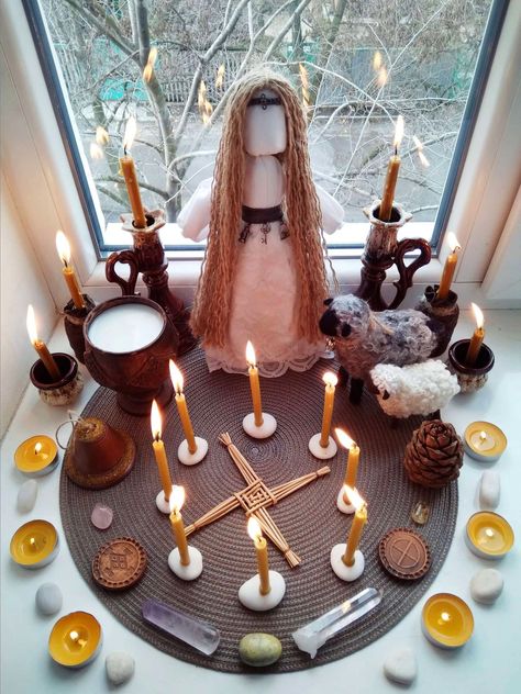 Imbolc Ritual, Wiccan Sabbats, Witchcraft Altar, Pagan Crafts, Witches Altar, Wiccan Altar, Wiccan Witch, Pagan Altar, Witchy Crafts