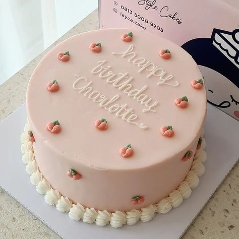 #sweets #desserts #sobremesa #doces #cake #bolo Cute Small Cake Designs, Model Cake, Cake Elegant, Pastel Pink Birthday Cake, Peach Cakes, Pink Birthday Cake Minimalist, Pastel Pink Cake, Pink Cake Design, Peach Decorated Cake