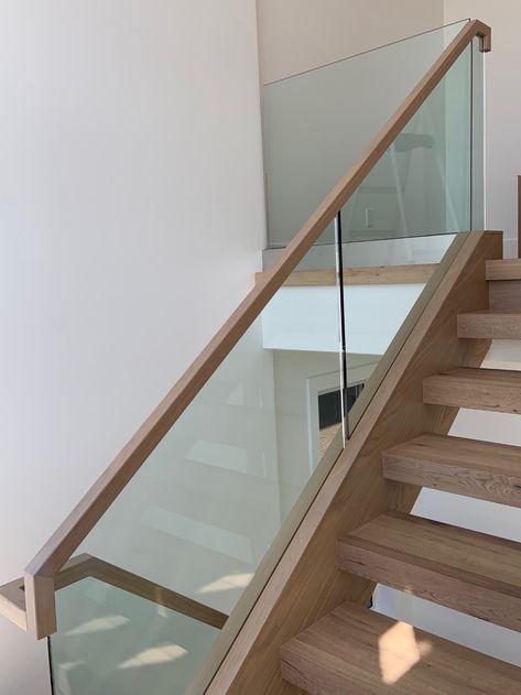 Glass Staircase Railing, Glass Railing Stairs, Glass Handrail, Modern Stair Railing, Handrail Design, Staircase Handrail, Glass Stairs, Stair Railing Design, Staircase Wall