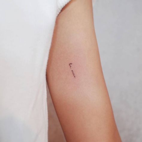 P I N T E R E S T @aristabarista Wörter Tattoos, Petit Tattoo, Shape Tattoo, Muster Tattoos, Forearm Tattoo Women, Small Arm Tattoos, Tiny Tattoo, Minimalist Tattoos, Dainty Tattoos