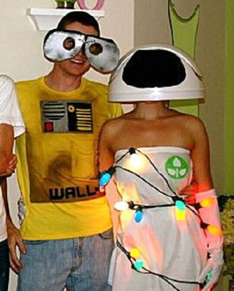 Wall-e y Eva❤ Wall E Y Eva, Wall E Costume, Walle Y Eva, Costume Party Themes, Homecoming Spirit Week, Cute Couples Costumes, Funny Couple Halloween Costumes, Couples Cosplay, Martha Stewart Recipes