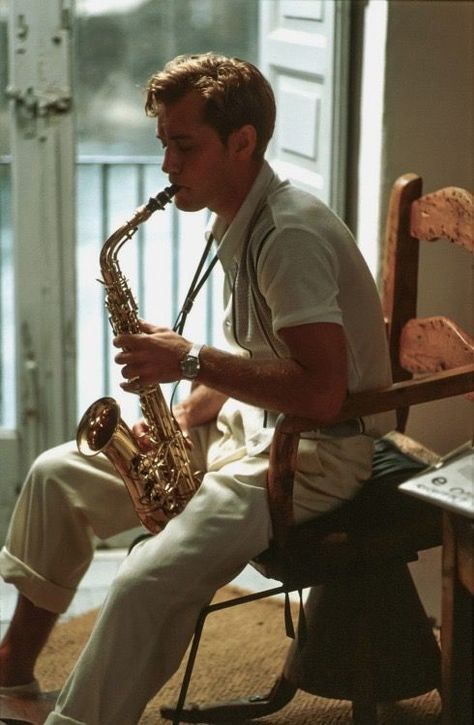 Jude law playing saxophone by the window in the Talented Mr. Ripley. Dickie Greenleaf, Vicky Christina Barcelona, The Talented Mr Ripley, Talented Mr Ripley, Mr Ripley, Mode Retro, Septième Art, Jude Law, Richard Gere