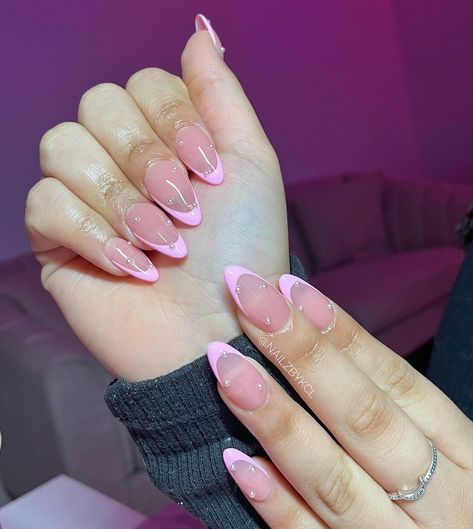 Pearls french tip acrylic nails pink Pearls Nails, White French Tip Nails, Acrylic Nails Pink, Pink Tip Nails, Pink French Tip, Pink French Nails, Gel Nails French, Glitter Accent Nails, April Nails