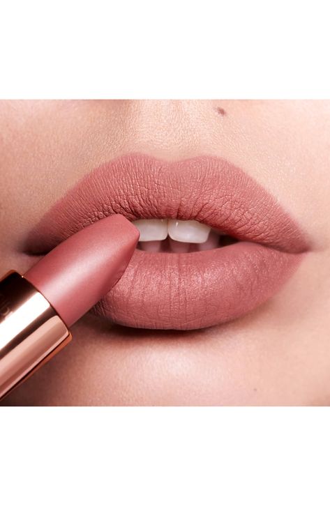 Revolution Lipstick, Pillow Talk Lipstick, Charlotte Tilbury Matte Revolution, Braut Make-up, How To Apply Lipstick, Nude Makeup, Lip Kit, Lip Colour, Lip Brush