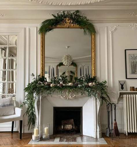 Parisian Christmas, Aesthetic Christmas Decor, Classic Apartment, Paris Interiors, Parisian Home, French Apartment, Paris Home, Christmas At Home, Christmas Mantel Decorations