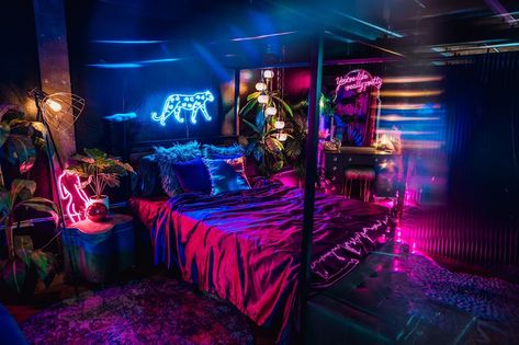 The ✨neon✨ studio is definitely what BoudiesByKatieMayClicks is known for! Here’s the bed & couch sets 💚 This side of our studio is lit solely by the neon lights- giving your photos a dark, funky, colorful and sometimes spicy 🥵 vibe We love messing with alllll the colorful, bright lingerie over here and definitely see our return clients on this side the most- when they’ve already had a session in our natural light studio and come back wanting to get funky! Did you know we have two stud... Black And Neon Bedroom, Neon Goth Room, Neon Goth, Neon Studio, Fake Wounds, Couch Sets, Neon Bedroom, Neon Noir, Natural Light Studio