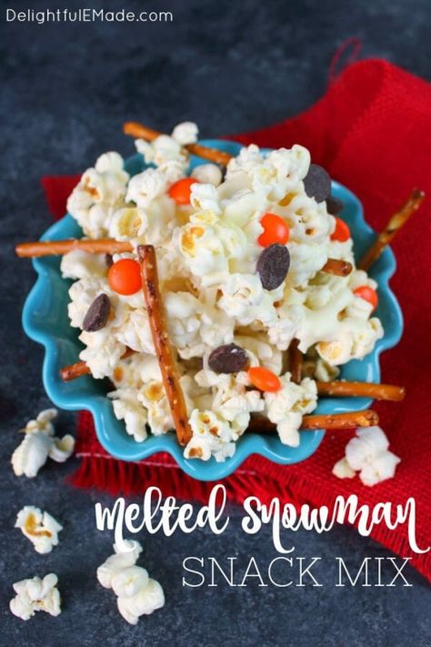 Snowman Popcorn, Popcorn Snack Mix Recipes, Snowman Snack, Crockpot Snacks, Fun Popcorn, Snack Mix Recipe, Watching Christmas Movies, Winter Snack, Building A Snowman