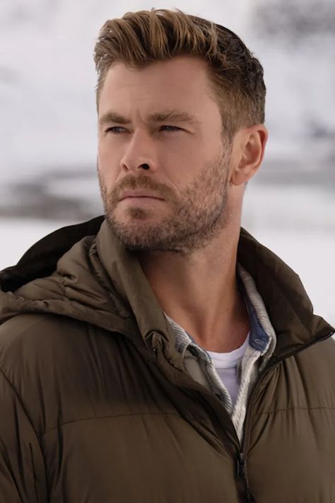 Mens Haircut For Large Head, Chris Hemsworth Beard, Chris Hemsworth Hair, Chris Evans Haircut, Trending Mens Haircuts, Chris Hemsworth Shirtless, Tanning Salons, Welsh Football, Man Buns