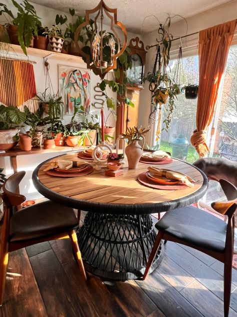 Bohemian Round Dining Table, Boho Round Kitchen Table, Small Dining Room Ideas Round Table, Boho Breakfast Nook, Round Dining Table With Bench, Bohemian Kitchen Table, Tiny House Table, Bohemian Style Dining Room, Circle Kitchen Table