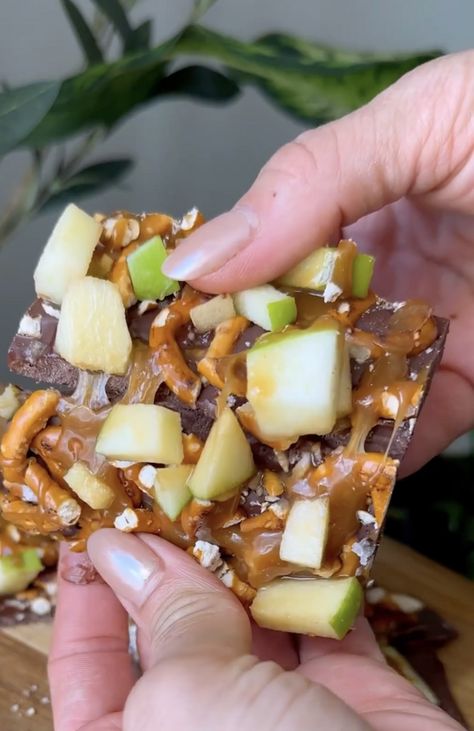 Yummy Recipe for Caramel Apple Bark by sailor_bailey Caramel Apple Bark, Apple Bark, Sailor Bailey, Hungry Girl Recipes, How To Melt Caramel, Chocolate Apples, Mid Afternoon, Diced Apples, Missy Elliott