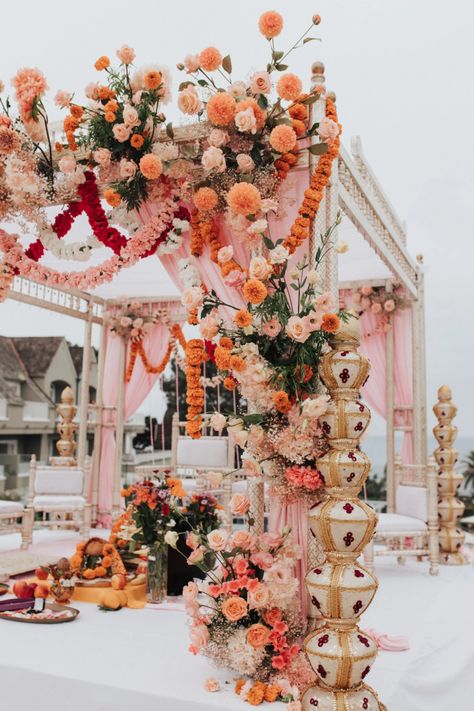 Hindu Wedding Theme, Hindu Ceremony Decor, Hindu Wedding Aesthetic, Traditional Hindu Wedding Decor, Traditional Indian Wedding Decor, Hindu Wedding Decor, Mandap Ideas, Indian Wedding Aesthetic, Wedding Cermony