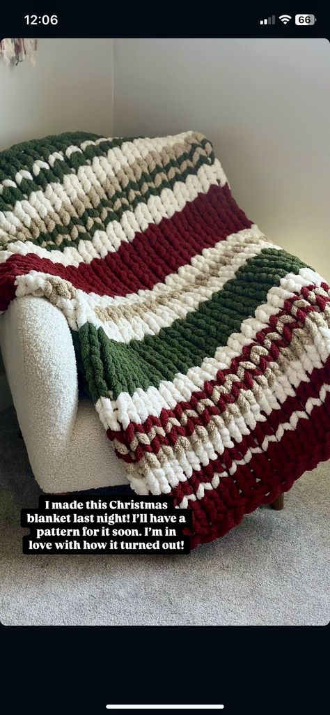 Chunky Knit Blanket Design, Crochet Xmas Blanket, Chunky Knit Christmas Blanket, Chunky Christmas Blanket, Chunky Yarn Projects Christmas, Chunky Knit Blanket Christmas, Handmade Blankets Diy Chunky Knits, Knit Blanket Ideas, Chunky Knit Blanket Colors