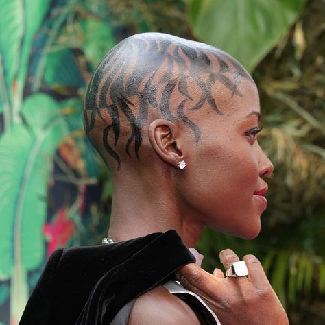 lupita nyong'o with henna on head at tony awards 2023 Lupita Nyongo Hair, Lupita Nyong'o Makeup, Lupita Nyong'o, Lupita Nyong'o Black Panther, Lupita Nyong'o Nakia, Lupita Nyong'o Us Movie, Scalp Tattoo, Widow's Peak, Graphic Eyes