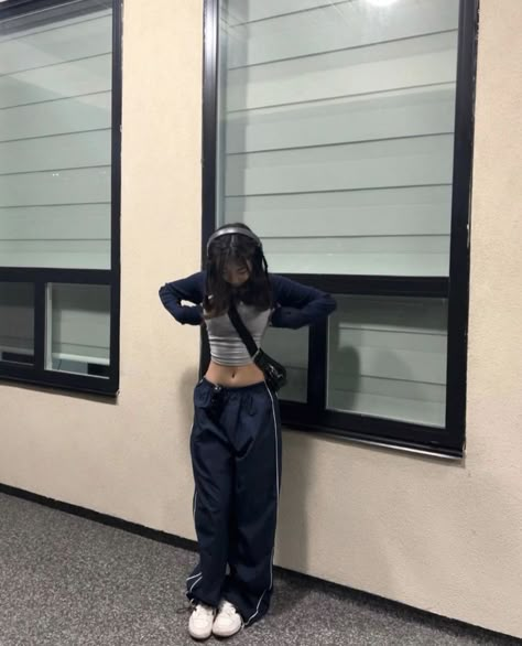 Women Baggy Pants, Baggy Clothes Aesthetic, Looks Hippie, Cargo Pants Outfits, Clothing Y2k, Tiktok Aesthetic, Track Pants Women, Dancers Outfit, Y2k Pants