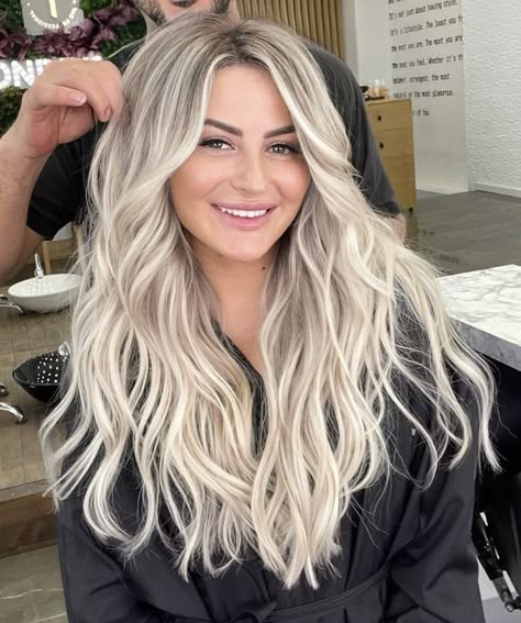 Ice Blonde Hair Brown Eyes, Balayage Hair Blonde 2023, Long Blonde Dimensional Hair, Root Tap Platinum Blonde, Spice Up Blonde Hair, Blonde Hair Front View, Face Framing Blonde Hair, Blonde Hair Color Ideas For Summer Long, Cool Blonde Dimensional Hair