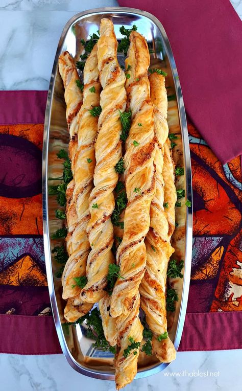 Cheese Straws Recipe, Phyllo Recipes, Entertaining Appetizers, Cheese Puff Pastry, Elegant Food, Cheese Straws, Homemade Crackers, Bread Sticks, Stick People