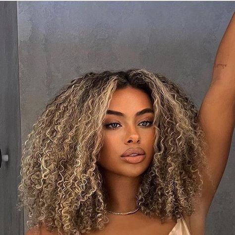 Curly Black Hair Blonde Highlights, Curly Weave Black Women, Mixed Race Blonde Hair, Curly Hair Hair Dye, Balayage Afro Hair, Curly Blonde Hair Black Women, Ash Blonde Highlights Curly Hair, Blonde Natural Curly Hair, Blonde Highlights Natural Hair