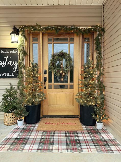 Front Porch Lighting, Christmas Apartment, Holly Jolly Christmas, Christmas Decor Inspiration, Christmas Front Porch, Christmas Interiors, Christmas Porch Decor, Jolly Christmas, Front Porch Christmas Decor