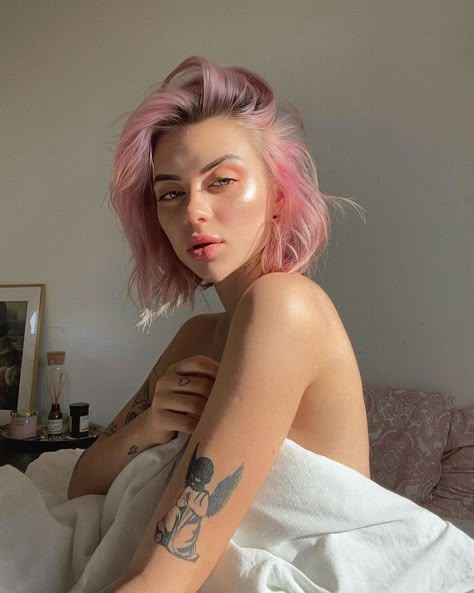 Alina Olesheva, Pink Short Hair, Blonde Hair With Pink Highlights, Light Pink Hair, Pink Blonde Hair, Pastel Pink Hair, Blonde With Pink, Hair Tattoos, Peinados Fáciles Para Cabello Corto