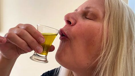 Why YOU Should Be Taking A Shot Of Olive Oil Every Morning Olive Oil Drink, A Shot Of Olive Oil And Lemon, Benefits Of Olive Oil Shots, Extra Virgin Olive Oil Benefits, Drinking Olive Oil, Olive Oil Extra Virgin, Full Body Workout Routine, Fungal Infection, Healthy Herbs