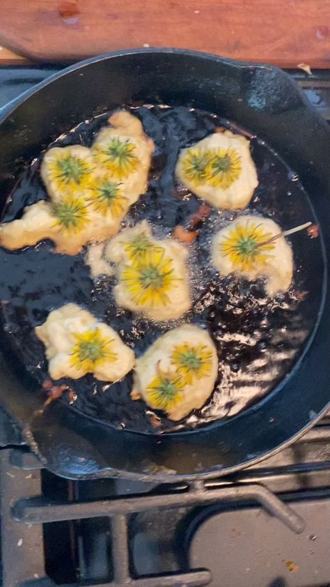 Dandelion Fritters Recipe, Fried Dandelion Flowers, Dandelion Fritters, Fried Dandelions, Dandelion Plant, Muffin Batter, Fritter Recipes, Recipes Yummy, Dandelion Flower