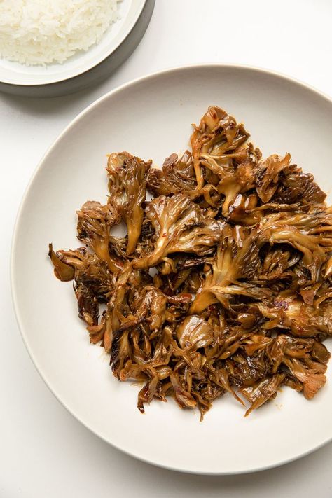 Stir-Fried Maitake Mushrooms with Garlic and Chile Oil Maitake Mushroom Recipe, Chile Oil Recipe, Hen Of The Woods Recipe, Chile Oil, Hen Of The Woods, Maitake Mushroom, Mushroom Recipe, Quick Stir Fry, Mushroom Soup Recipes