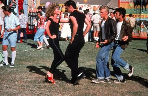 A countdown of the most iconic images in film history. This is why we love the movies! Sandy Costume, Olivia Newton John Grease, Grease Outfits, Sandy And Danny, Grease 1978, Mr Ripley, Grease Movie, Grease Is The Word, Danny Zuko