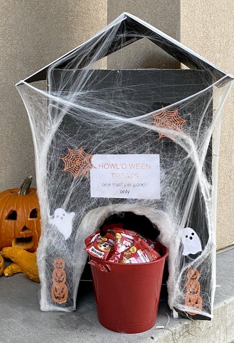 DIY Halloween Dog House Treat Station - Burnt Apple Dog Trunk Or Treat Ideas, Kennel Business, Halloween Dog Treats, Dog Station, Pet Store Ideas, Dog Store, Dog Cages, Dog Hacks, Dog Daycare