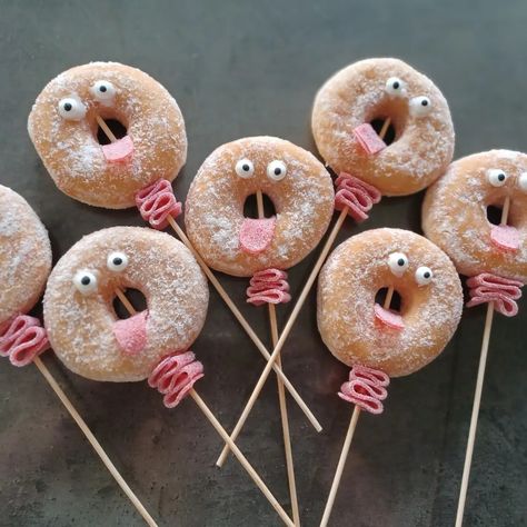 Donuts mannetjes met gekke gezichtjes Front Doors Ideas, Backyard Food, Donut Themed Birthday Party, Doors Ideas, Easy Halloween Food, Food Art For Kids, Easter Decorations Ideas, Ice Cream Pops, Party Food Platters