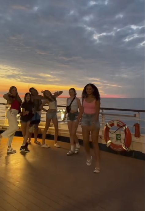 Cruise Aesthetic Friends, Cruise Friend Group, Cruise Aesthetic Pics Friends, Cruise Teen Club, Cruise Friends Aesthetic, Cruise Pics Ideas, Cruise Ship Aesthetic, Cruise With Friends, Cruise Friends