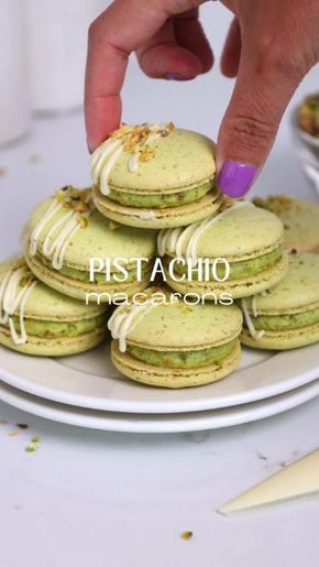 These pistachio macarons are made with pistachio macaron shells and filled with decadent pistachio ganache. They're bursting with pistachio flavor!! Macarons Filling Recipe, Pistachio Ganache, Desert Chocolate, Macaroon Filling, Pistachio Macaron, Easy Macaroons Recipe, Macaron Pistache, French Macaroon Recipes, Pistachio Dessert