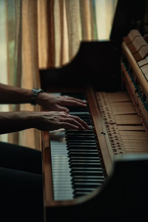 Piano Hands Aesthetic, Man Playing Piano Aesthetic, Piano Man Aesthetic, Guy Playing Piano Aesthetic, Men Playing Piano, Guy Playing Piano, Twisted Emotions Cora Reilly, Playing Piano Aesthetic, Man Playing Piano